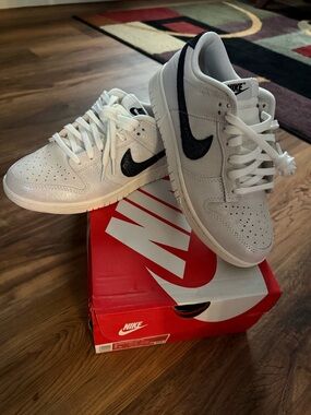 Nike Men’s Low-Top Sneakers in White with Black Swoosh.  Glitter dunks low